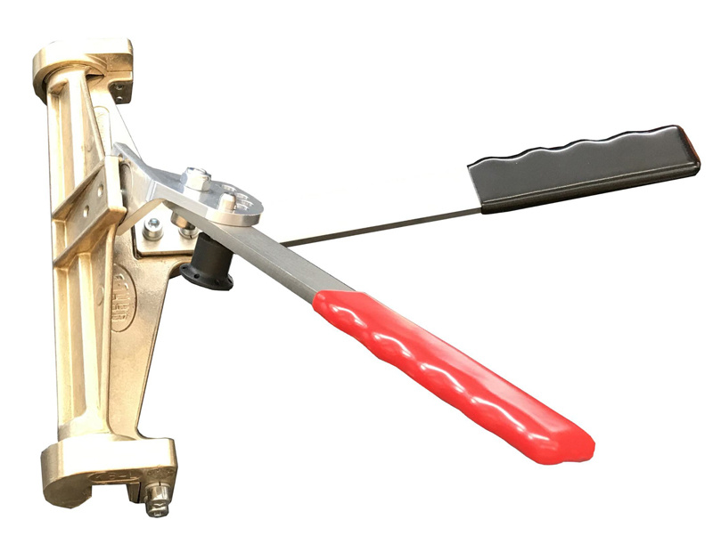 Käsisaumaaja, jossa kulmasäädettävä vipu K8S1